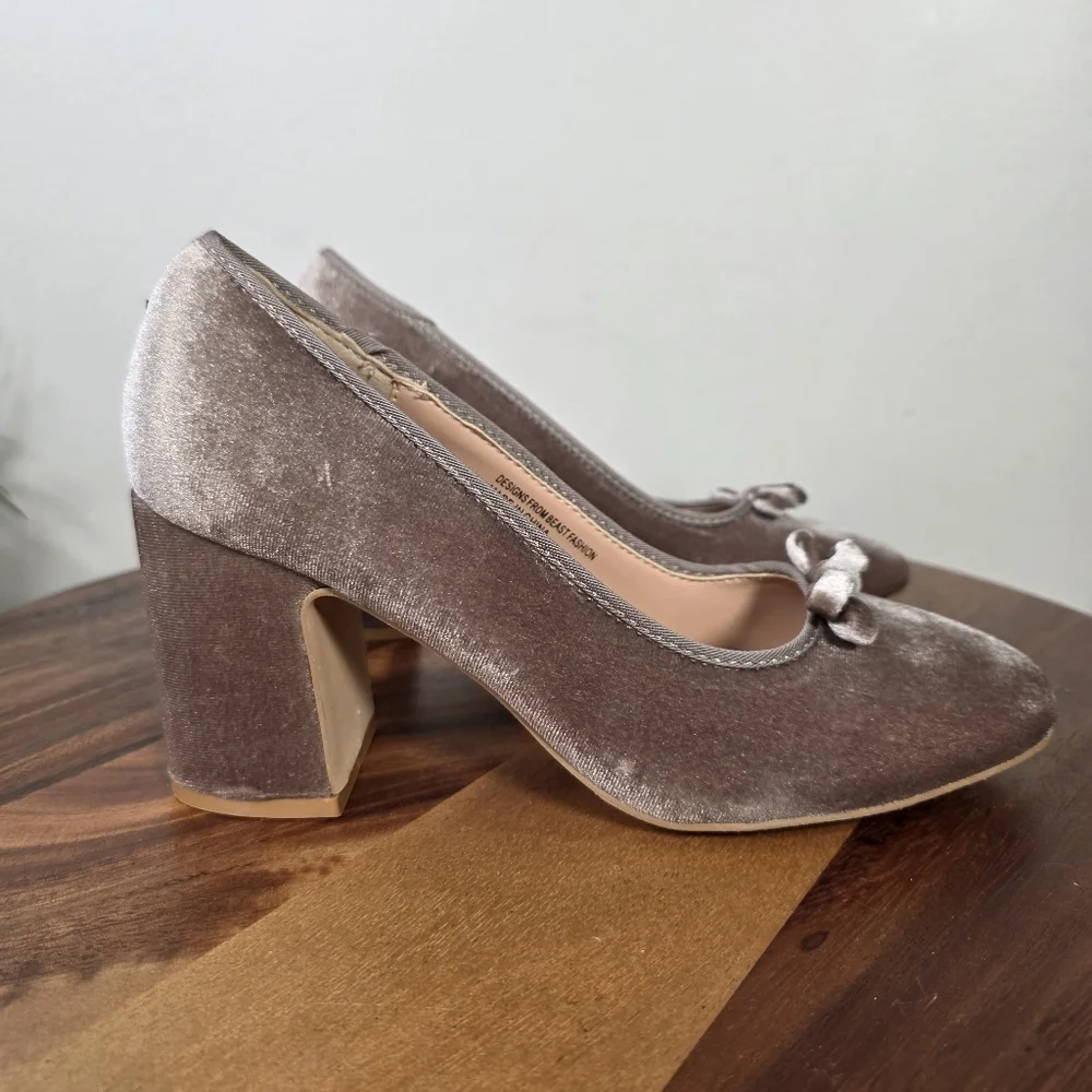 Beast Fashion Velvet Block Heel Pumps With Bow Size 8 Taupe